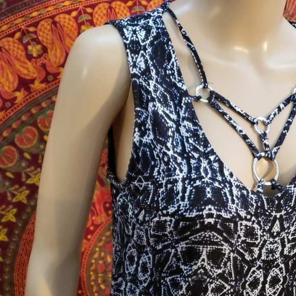 Rock & Republic sleeveless strappy V-neck medium - Picture 3 of 4